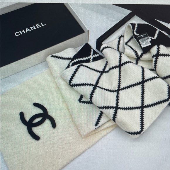 CHANEL Monochrome Diamond Pattern Scarf - Picture 1 of 5